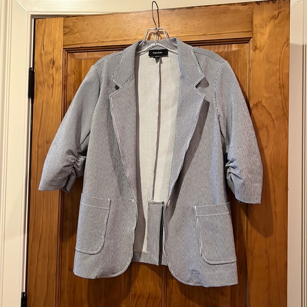 Karen Kane sear sucker suit